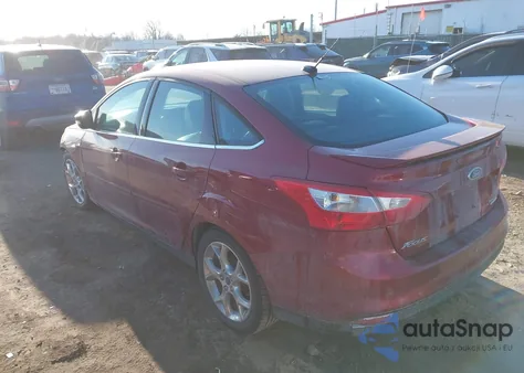 2014 Ford Focus Titanium z USA, uszkodzony, nr VIN 1FADP3J26EL241054
